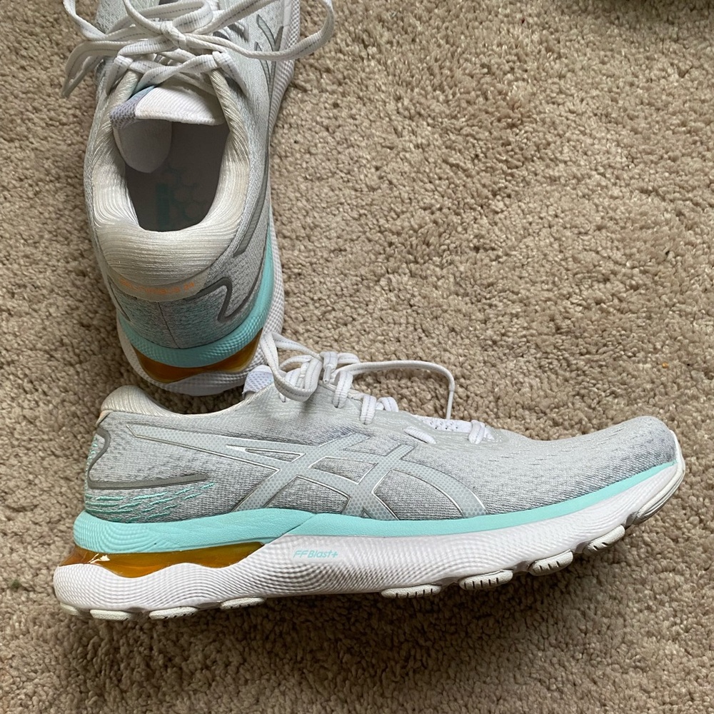 ASICS GEL-NIMBUS 24- Like New.